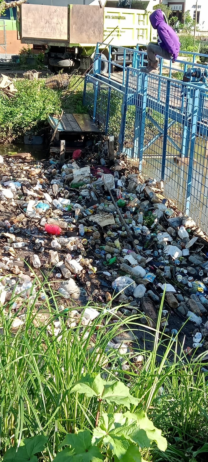 Pengangkutan Sampah dilokasi penyaringan Sampah Sungai Karang Asam Besar di Gg. Taqwa RT. 28 oleh armada pengangkut Sampah DLH Kota Samarinda, Diterima Oleh Kasi Ekobang Kel. Lok Bahu .Kamis 24/03/22