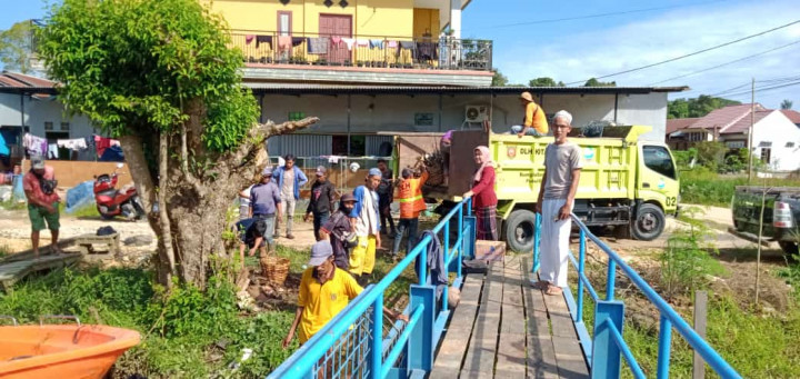 Pengangkutan Sampah dilokasi penyaringan Sampah Sungai Karang Asam Besar di Gg. Taqwa RT. 28 oleh armada pengangkut Sampah DLH Kota Samarinda, Diterima Oleh Kasi Ekobang Kel. Lok Bahu .Kamis 24/03/22