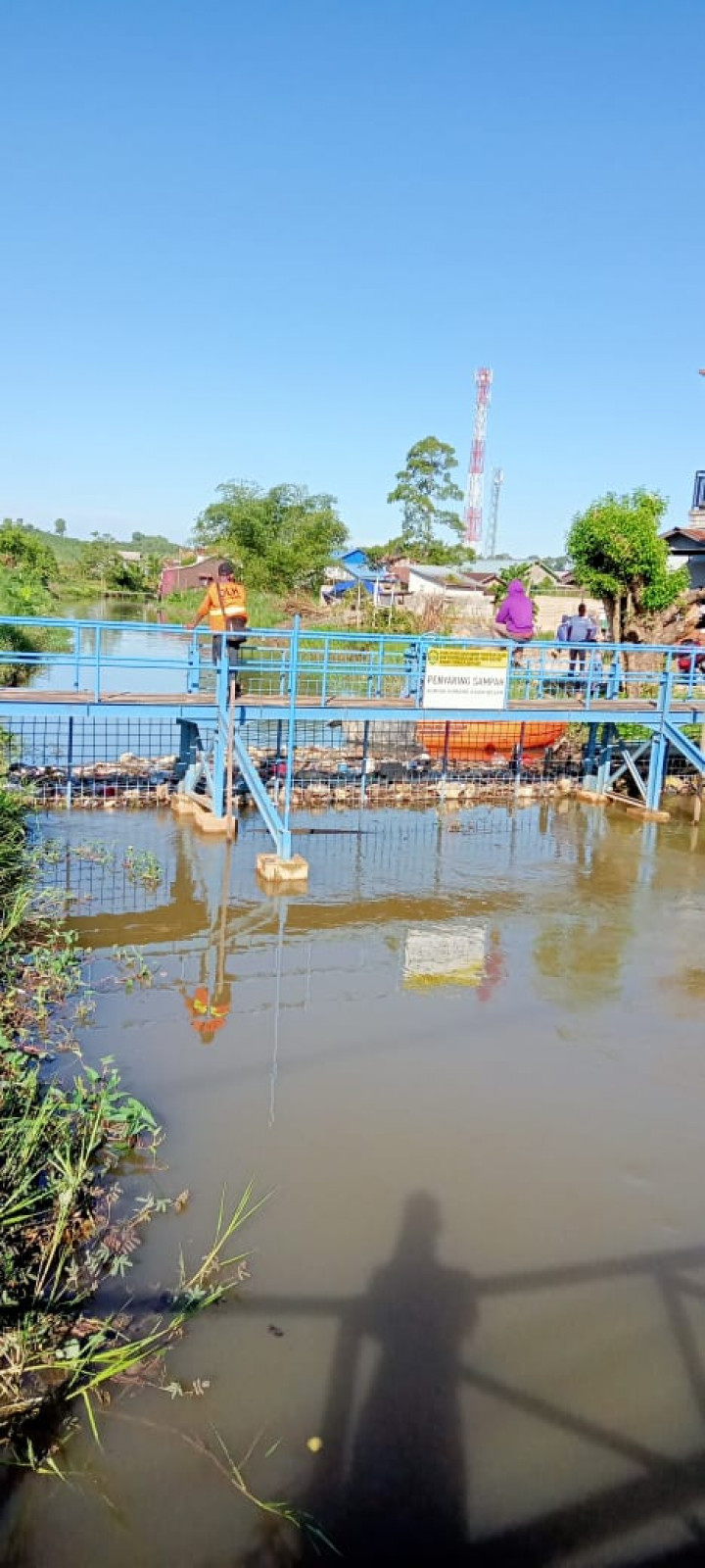 Pengangkutan Sampah dilokasi penyaringan Sampah Sungai Karang Asam Besar di Gg. Taqwa RT. 28 oleh armada pengangkut Sampah DLH Kota Samarinda, Diterima Oleh Kasi Ekobang Kel. Lok Bahu .Kamis 24/03/22