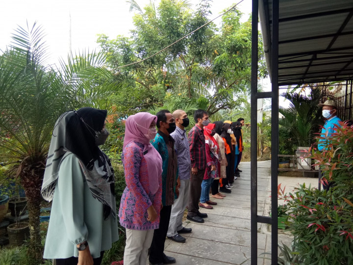 Apel pagi Jum'at 25 Maret 2022 dilingkungan Kelurahan Lok Bahu,di pimpin Oleh Lurah Sukarman, A.Md