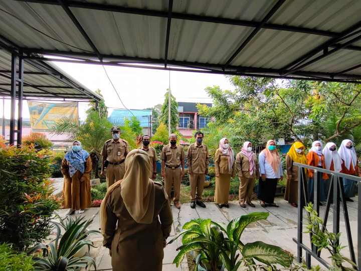 Apel Pagi Seluruh Pegawai Kelurahan Lok Bahu senin 28 Maret 2022