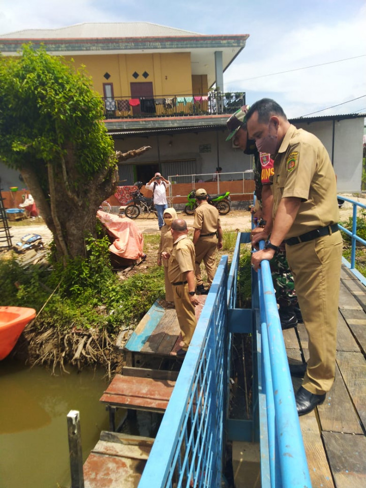 Monitoring penyaring sampah di sungai karang asam besar di gang Taqwa Rt. 28 bersama Lurah lok Bahu dan Tim Sumber daya air Pemkot Samarinda,senin 28 Maret 2022