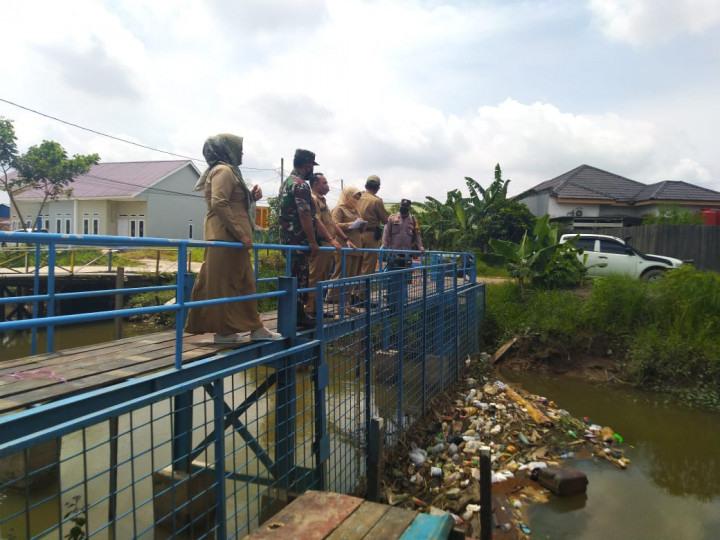 Monitoring penyaring sampah di sungai karang asam besar di gang Taqwa Rt. 28 bersama Lurah lok Bahu dan Tim Sumber daya air Pemkot Samarinda,senin 28 Maret 2022