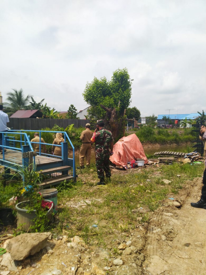 Monitoring penyaring sampah di sungai karang asam besar di gang Taqwa Rt. 28 bersama Lurah lok Bahu dan Tim Sumber daya air Pemkot Samarinda,senin 28 Maret 2022