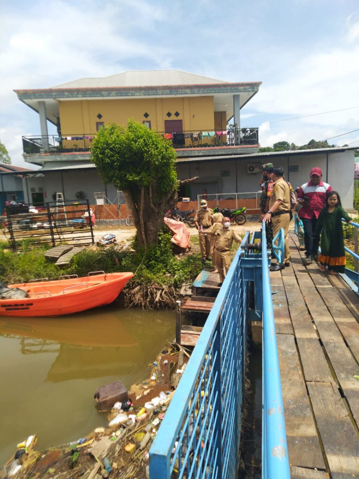 Monitoring penyaring sampah di sungai karang asam besar di gang Taqwa Rt. 28 bersama Lurah lok Bahu dan Tim Sumber daya air Pemkot Samarinda,senin 28 Maret 2022