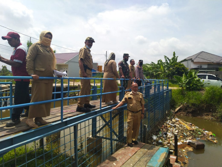 Monitoring penyaring sampah di sungai karang asam besar di gang Taqwa Rt. 28 bersama Lurah lok Bahu dan Tim Sumber daya air Pemkot Samarinda,senin 28 Maret 2022
