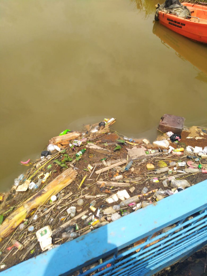 Monitoring penyaring sampah di sungai karang asam besar di gang Taqwa Rt. 28 bersama Lurah lok Bahu dan Tim Sumber daya air Pemkot Samarinda,senin 28 Maret 2022