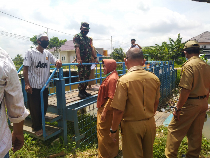 Monitoring penyaring sampah di sungai karang asam besar di gang Taqwa Rt. 28 bersama Lurah lok Bahu dan Tim Sumber daya air Pemkot Samarinda,senin 28 Maret 2022