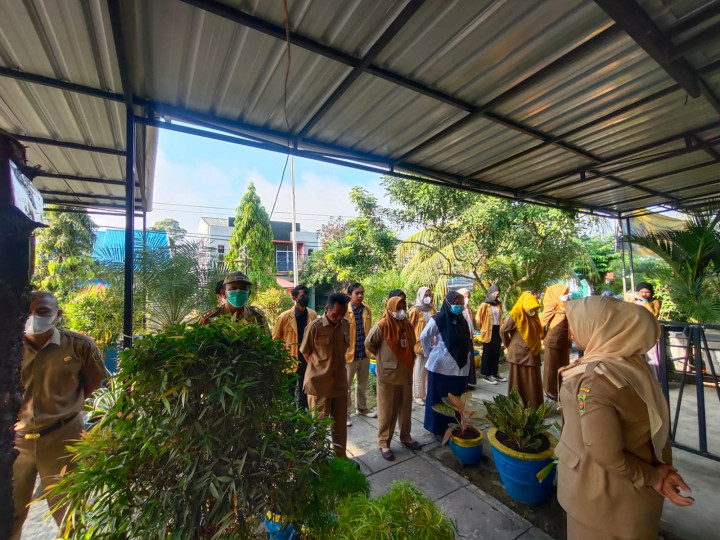 Kegiatan wajib senin 27 Juni 2022 Upacara pagi di lingkungan Kelurahan Lok Bahu