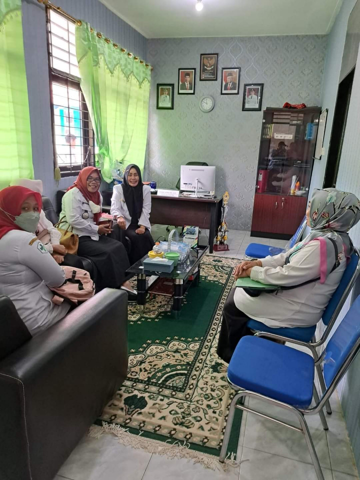 Kunjungan Camat Sungai Kunjang ibu Indah Erwati  Ke SMP N 25 Lok bahu dan diterima langsung oleh Kepala SMP N 25 Ibu diah