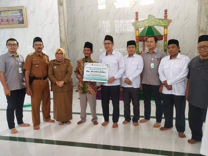 Pemberian santunan oleh Baznas kota kepada mustahiq yg meninggal dunia di masjid Nur Iman RT 25 lok bahu