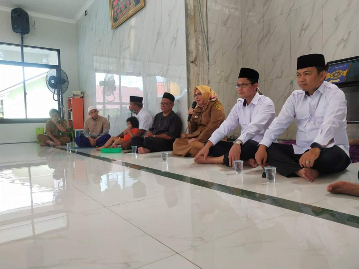 Pemberian santunan oleh Baznas kota kepada mustahiq yg meninggal dunia di masjid Nur Iman RT 25 lok bahu