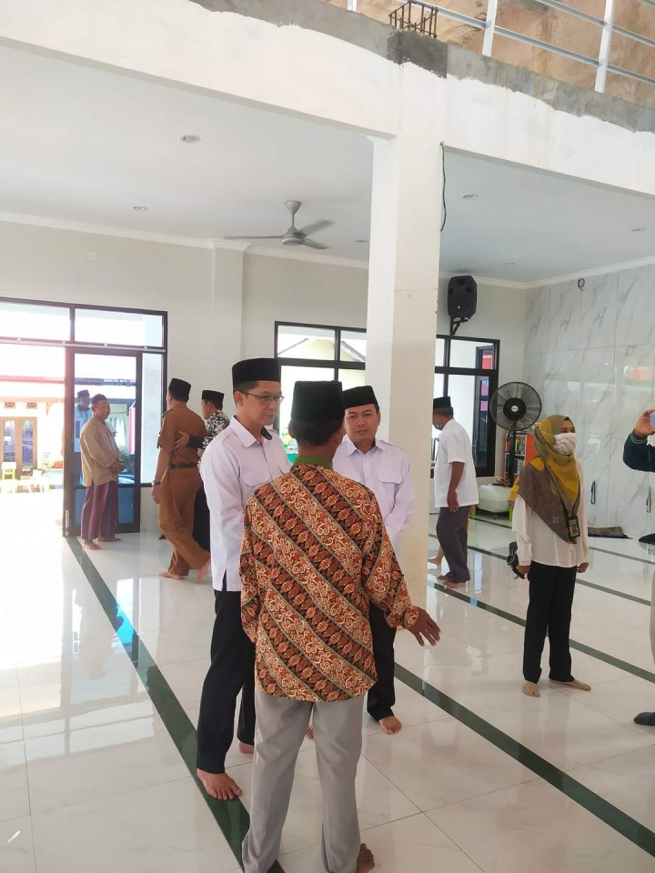 Pemberian santunan oleh Baznas kota kepada mustahiq yg meninggal dunia di masjid Nur Iman RT 25 lok bahu