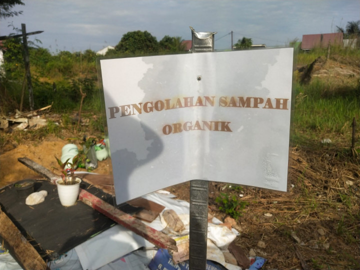 Gotong royong dan menanam Toga dihalaman belakang kantor Kelurahan bersama Lurah, Staff dan KKN Universitas Mulawarman