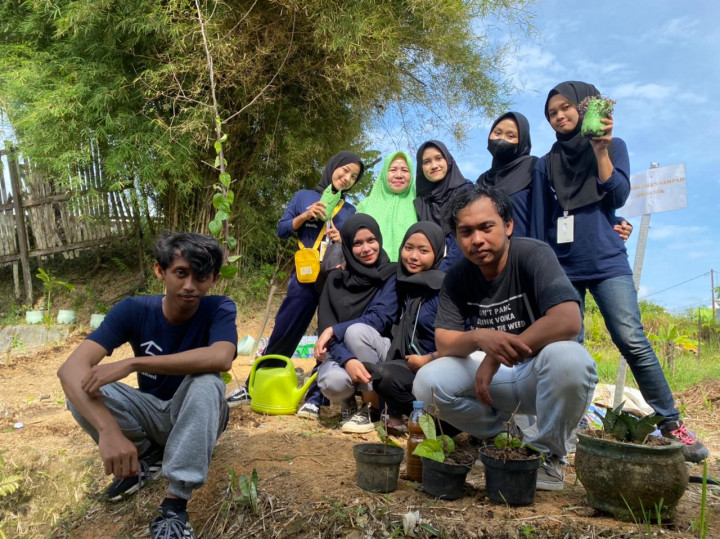 Gotong royong dan menanam Toga dihalaman belakang kantor Kelurahan bersama Lurah, Staff dan KKN Universitas Mulawarman