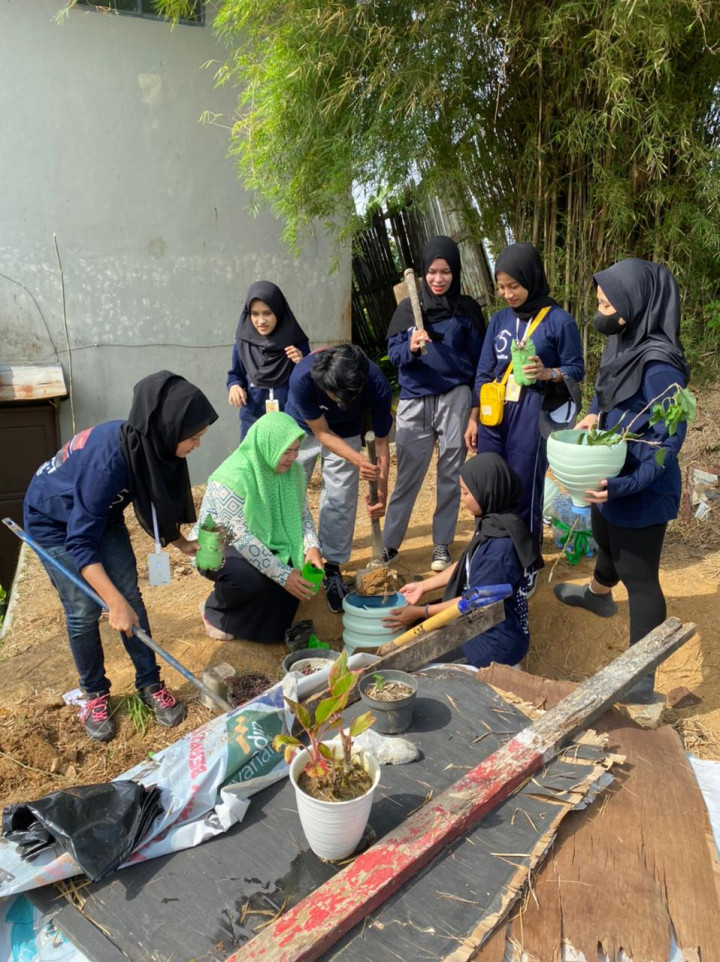 Gotong royong dan menanam Toga dihalaman belakang kantor Kelurahan bersama Lurah, Staff dan KKN Universitas Mulawarman