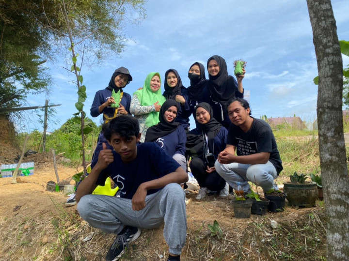 Gotong royong dan menanam Toga dihalaman belakang kantor Kelurahan bersama Lurah, Staff dan KKN Universitas Mulawarman