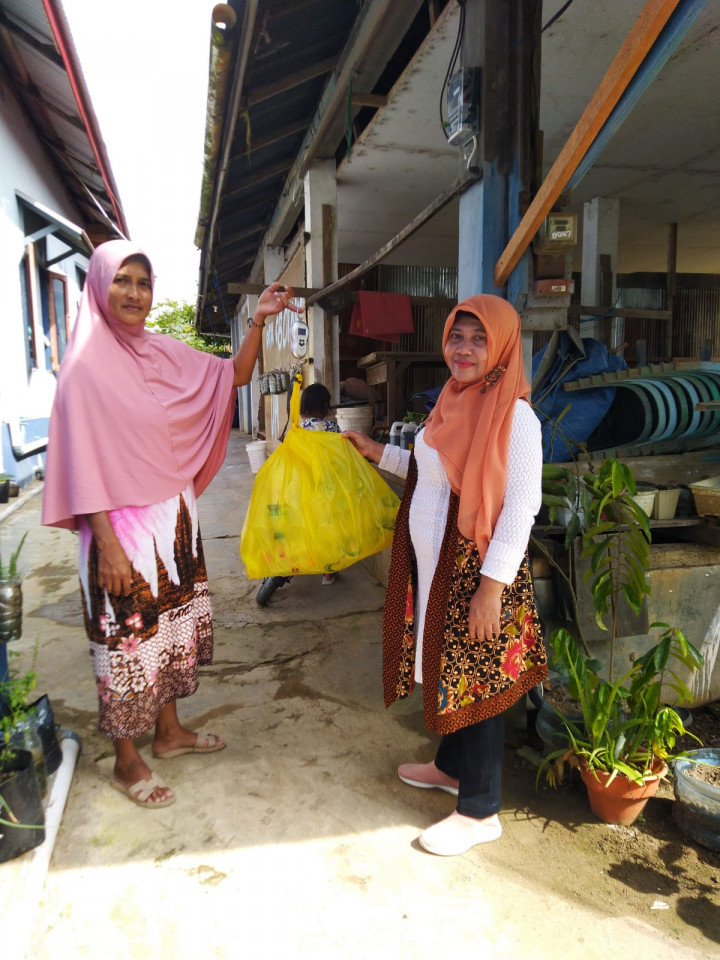 Gotong royong dan menanam Toga dihalaman belakang kantor Kelurahan bersama Lurah, Staff dan KKN Universitas Mulawarman