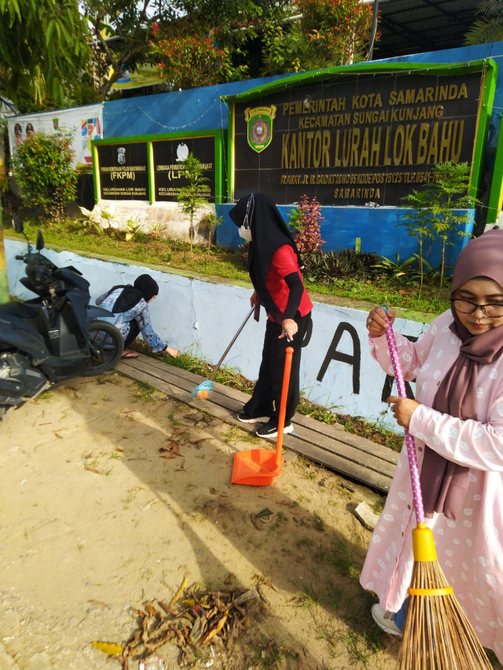 Gotong royong dan menanam Toga dihalaman belakang kantor Kelurahan bersama Lurah, Staff dan KKN Universitas Mulawarman