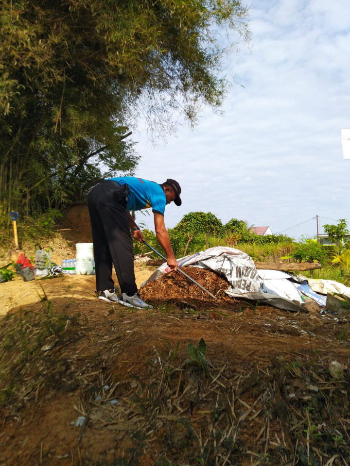 Gotong royong dan menanam Toga dihalaman belakang kantor Kelurahan bersama Lurah, Staff dan KKN Universitas Mulawarman