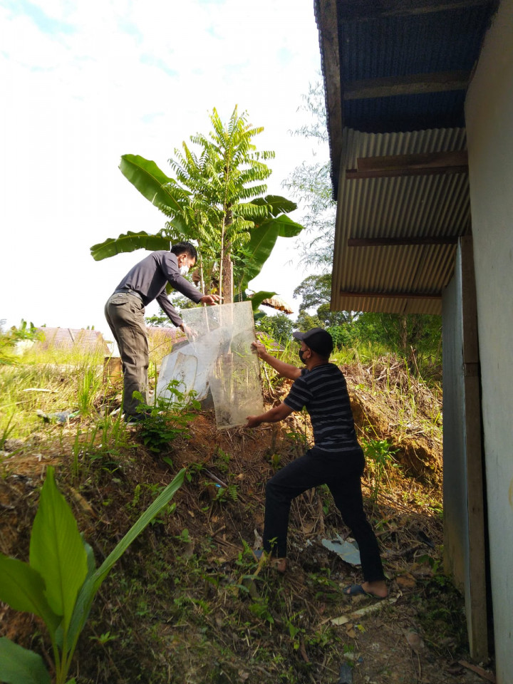 Gotong royong dan menanam Toga dihalaman belakang kantor Kelurahan bersama Lurah, Staff dan KKN Universitas Mulawarman