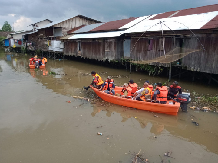Susur sungai bersama Wakil walikota Samarinda, Camat Sungai Kunjang, Lurah Lok bahu, Babinsa, Babinkantibmas Lok bahu tgl 5 Juli 2022