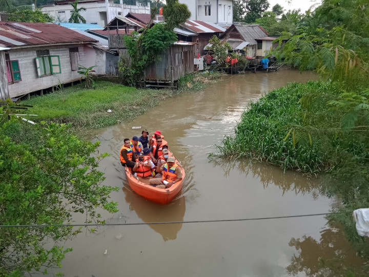 Susur sungai bersama Wakil walikota Samarinda, Camat Sungai Kunjang, Lurah Lok bahu, Babinsa, Babinkantibmas Lok bahu tgl 5 Juli 2022