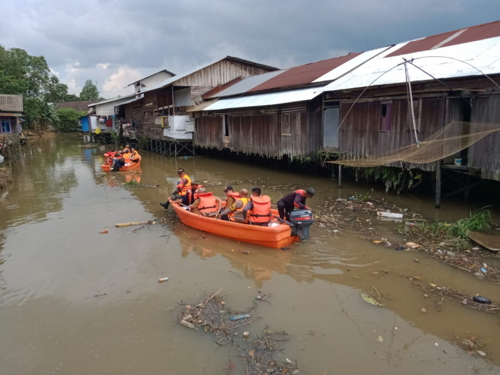 Susur sungai bersama Wakil walikota Samarinda, Camat Sungai Kunjang, Lurah Lok bahu, Babinsa, Babinkantibmas Lok bahu tgl 5 Juli 2022
