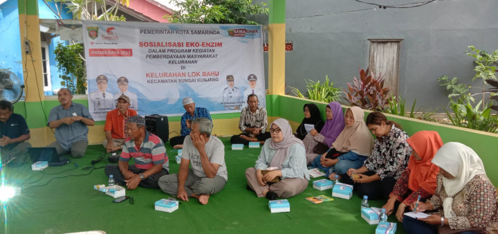 sosialisasi pembuatan ekoenzim oleh pokmas Anugerah Bersama dikelurahan lok bahu