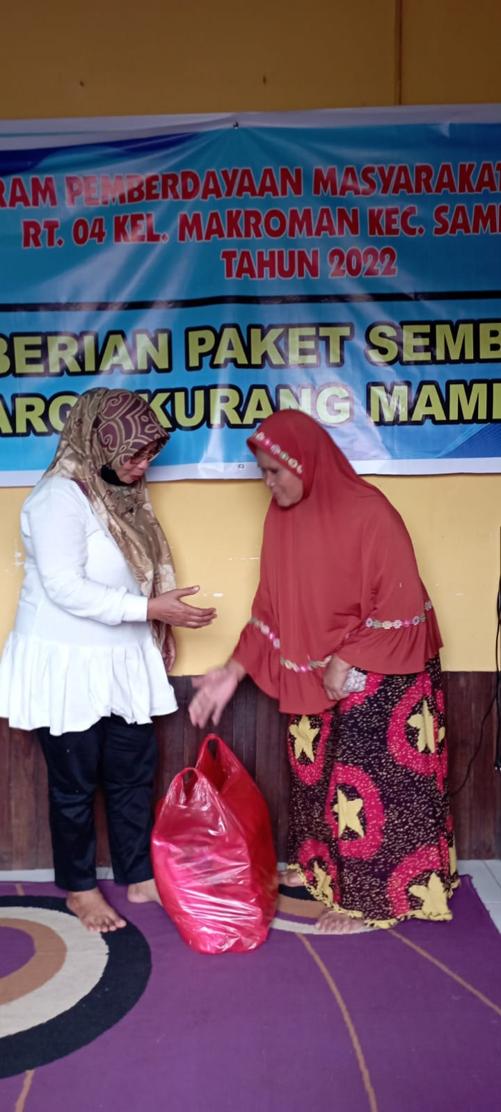 Pembagian Sembako program PROBEBAYA di RT.04