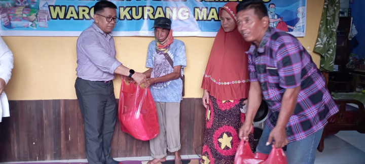 Pembagian Sembako program PROBEBAYA di RT.04