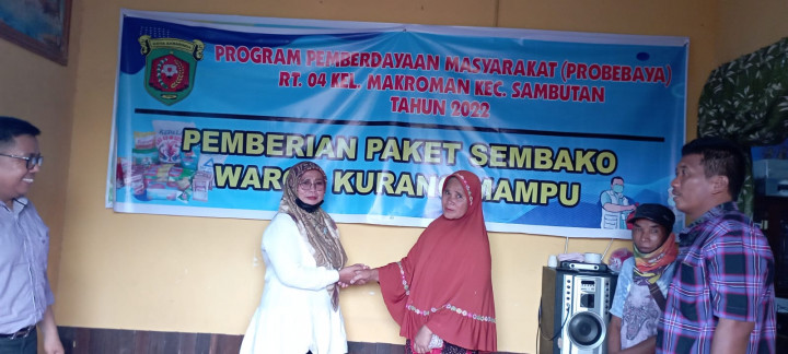 Pembagian Sembako program PROBEBAYA di RT.04