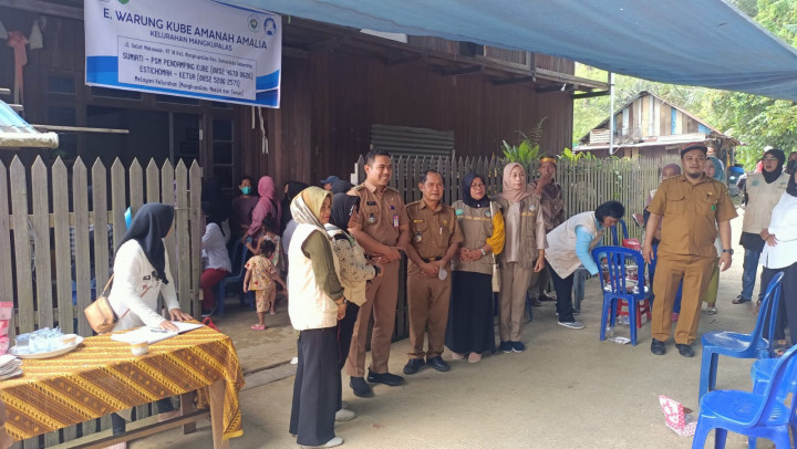 Bersama Lurah Mangkupalas Bpk. MUHAMMAD NOOR,S.SOs & Camat Samarinda Seberang Bpk.ADITYA KOESPRAYOGI ,S.STP dalam Acara Peresmian, Pembukaan E-WARUNG KUBE AMANAH AMALIA diwilayah RT.18