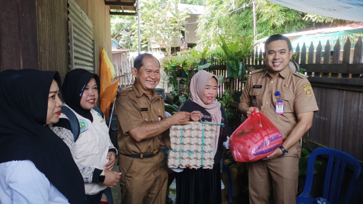 Bersama Lurah Mangkupalas Bpk. MUHAMMAD NOOR,S.SOs & Camat Samarinda Seberang Bpk.ADITYA KOESPRAYOGI ,S.STP dalam Acara Peresmian, Pembukaan E-WARUNG KUBE AMANAH AMALIA diwilayah RT.18