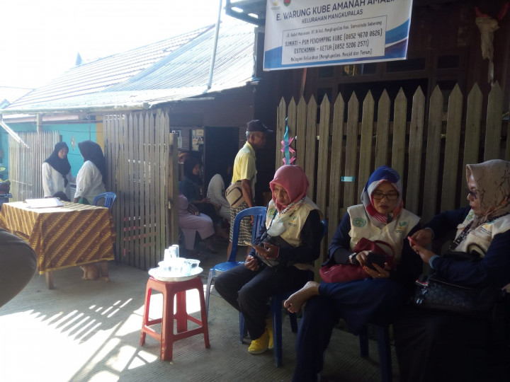 Bersama Lurah Mangkupalas Bpk. MUHAMMAD NOOR,S.SOs & Camat Samarinda Seberang Bpk.ADITYA KOESPRAYOGI ,S.STP dalam Acara Peresmian, Pembukaan E-WARUNG KUBE AMANAH AMALIA diwilayah RT.18
