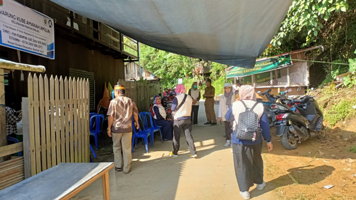 Bersama Lurah Mangkupalas Bpk. MUHAMMAD NOOR,S.SOs & Camat Samarinda Seberang Bpk.ADITYA KOESPRAYOGI ,S.STP dalam Acara Peresmian, Pembukaan E-WARUNG KUBE AMANAH AMALIA diwilayah RT.18