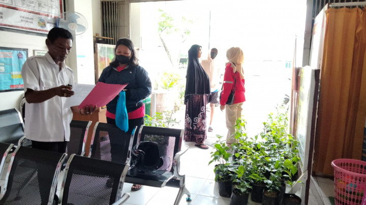 Bantuan dari Dinas Pertanian, 90pohon bibit lombok 55pohon bibit tomat diserahkan Kepada tim penggerak PKK untuk Mengatasi Dampak Inflasi