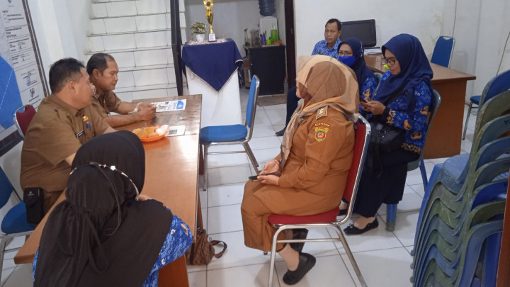 Lurah Mangkupalas Bpk.Muhammad Noor,S.Sos Menyambut Kedatang Sekretaris Camat Samarinda Seberang Bpk.Sujono,M.Si Beserta Rombongan di Kantor Kel.Mankupalas