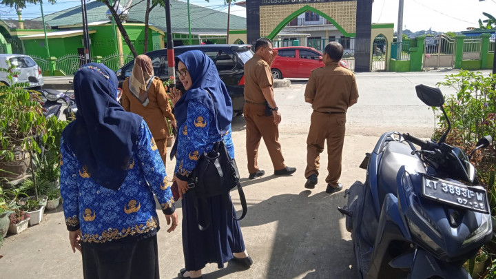 Lurah Mangkupalas Bpk.Muhammad Noor,S.Sos Menyambut Kedatang Sekretaris Camat Samarinda Seberang Bpk.Sujono,M.Si Beserta Rombongan di Kantor Kel.Mankupalas