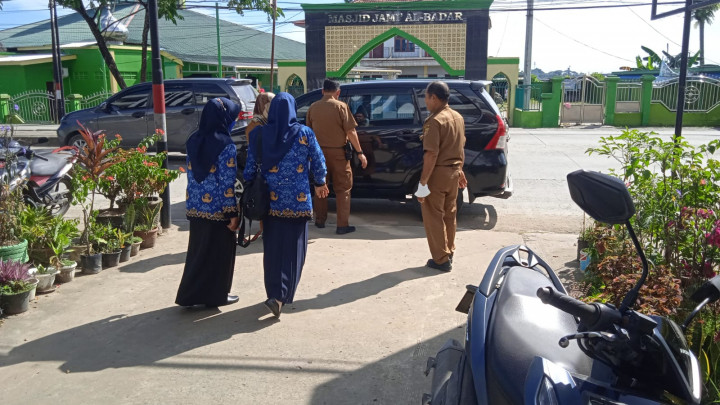 Lurah Mangkupalas Bpk.Muhammad Noor,S.Sos Menyambut Kedatang Sekretaris Camat Samarinda Seberang Bpk.Sujono,M.Si Beserta Rombongan di Kantor Kel.Mankupalas