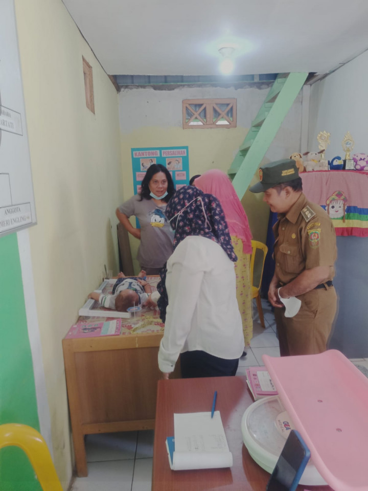 Lurah Mangkupalas Bpk.MUHAMMA NOOR,S.SOs menghadiri Kegiatan POSYANDU Cumi-Cumi di Wilayah RT.10 Kel.Mangkupalas