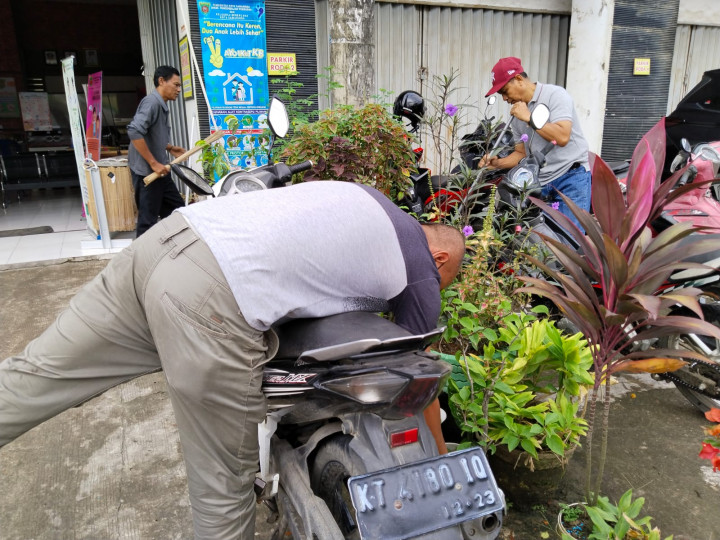 Giat jum'at Bersih   -   Kegiatan rutin Gotong-Royong
