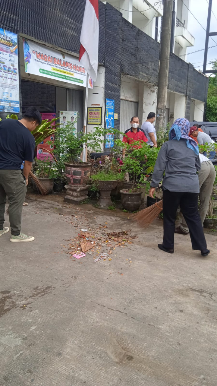 Giat jum'at Bersih   -   Kegiatan rutin Gotong-Royong