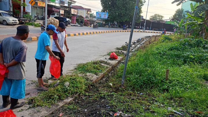 Gotong Royong warga diLingkungan Kelurahan Mangkupalas