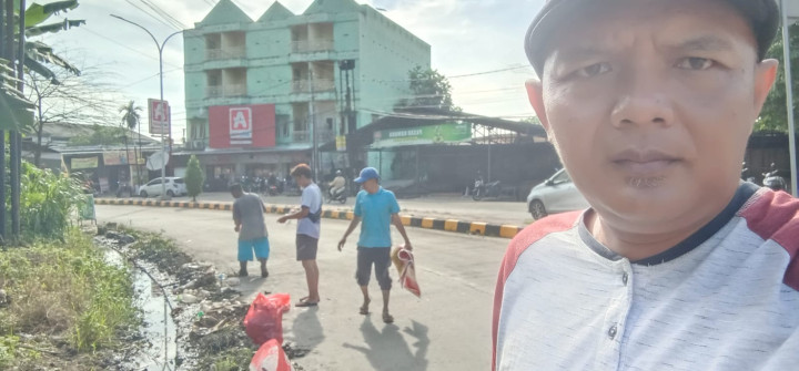 Gotong Royong warga diLingkungan Kelurahan Mangkupalas