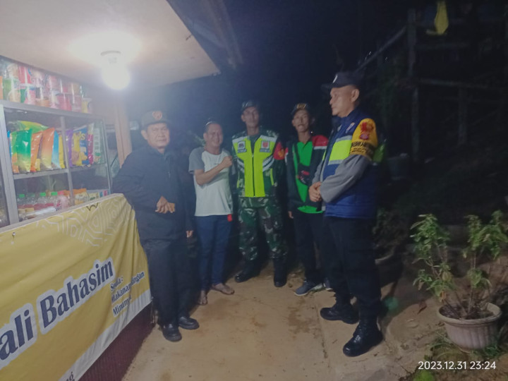 Giat pengamanan malam tahun baru 2024 bersama Lurah,Babinsa,bhabinkamtibmas & anggota satlinmas