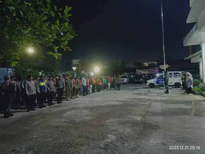 Giat pengamanan malam tahun baru 2024 bersama Lurah,Babinsa,bhabinkamtibmas & anggota satlinmas