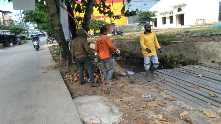 Minggu 7 Januari gotong royong di RT 01 membersihkan tepi jalan dari sampah-sampah,rumput  di jal mas penghulu bersama warga,kader dasawisma,ketua RT 01 dan petugas DLH serta dihadiri Lurah Mangkupalas