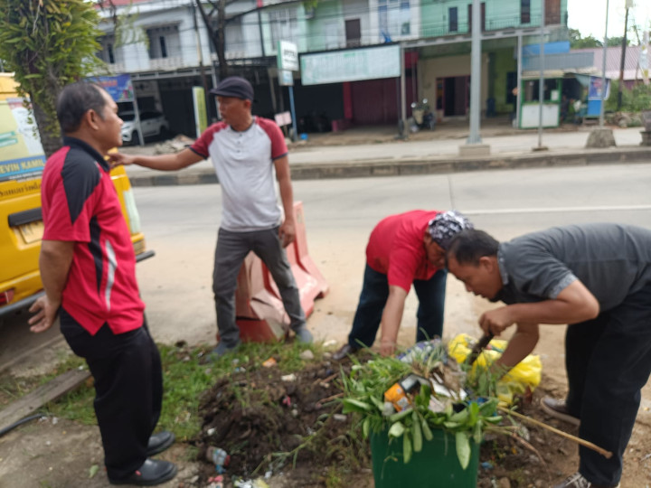 Jum'at 12 januari 2024 Giat kerja bakti dilingkungan kantor Kelurahan Mangkupalas