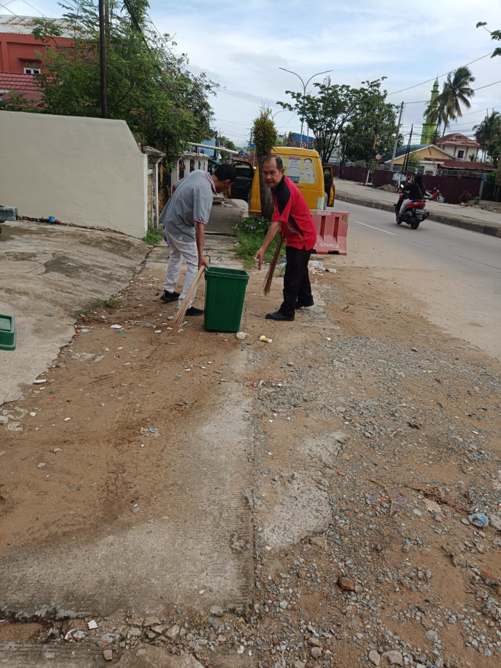 Jum'at 12 januari 2024 Giat kerja bakti dilingkungan kantor Kelurahan Mangkupalas